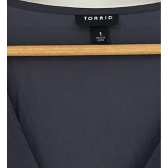 Torrid Plus Size Gray Silky Charmeuse Button-up V-neck Top Blouse Size 1X - Picture 5 of 8